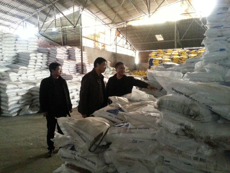 參觀當(dāng)?shù)丶t四方經(jīng)銷商倉(cāng)儲(chǔ)情況 參觀當(dāng)?shù)丶t四方經(jīng)銷商倉(cāng)儲(chǔ)情況