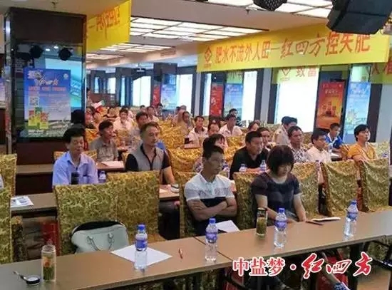 大家都在認(rèn)真聆聽、目不轉(zhuǎn)睛