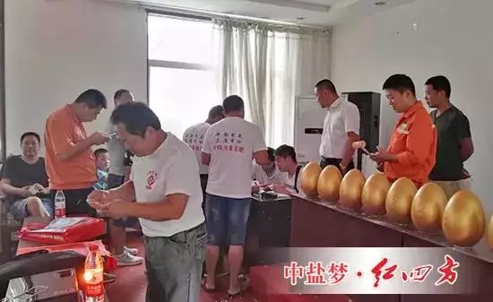 山東單縣龍王廟的紅四方秋季大蒜肥會開始了，現(xiàn)場定肥就能“砸金蛋”領(lǐng)大獎！