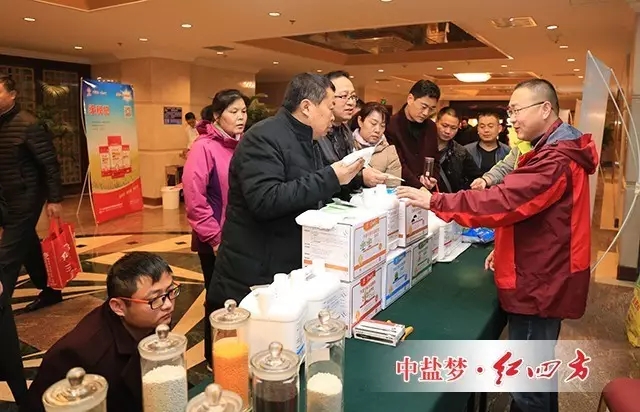峰會現場，紅四方緩釋肥、控失肥、水溶肥等新品肥，受到經銷商朋友的追捧和喜愛，訂肥現場人氣異常火爆，搶購熱潮不斷上演。