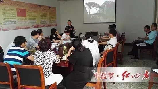 9月8日，中鹽紅四方新區(qū)生產(chǎn)基地迎來(lái)了一批特殊的客人——南京市江寧、六合、浦口、溧水、高淳5個(gè)區(qū)的耕地質(zhì)量保護(hù)站負(fù)責(zé)人及技術(shù)骨干，他們興高采烈地與紅四方農(nóng)化銷(xiāo)售總監(jiān)李守芳探討測(cè)土配方施肥推廣工作，觀摩了紅四方配方肥研發(fā)和生產(chǎn)現(xiàn)場(chǎng)。